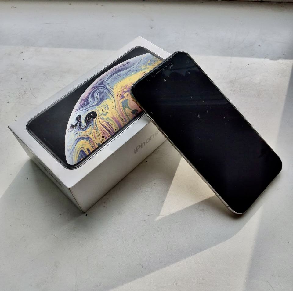 Продам iPhone XS 64GB White