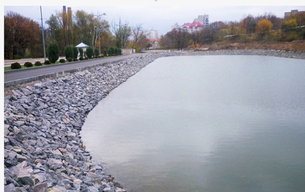 Укрепление берега бутовым камнем,шпунтом ПВХ.