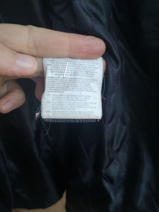 Czarny płaszcz jesienny, 50% wełny, Amisu