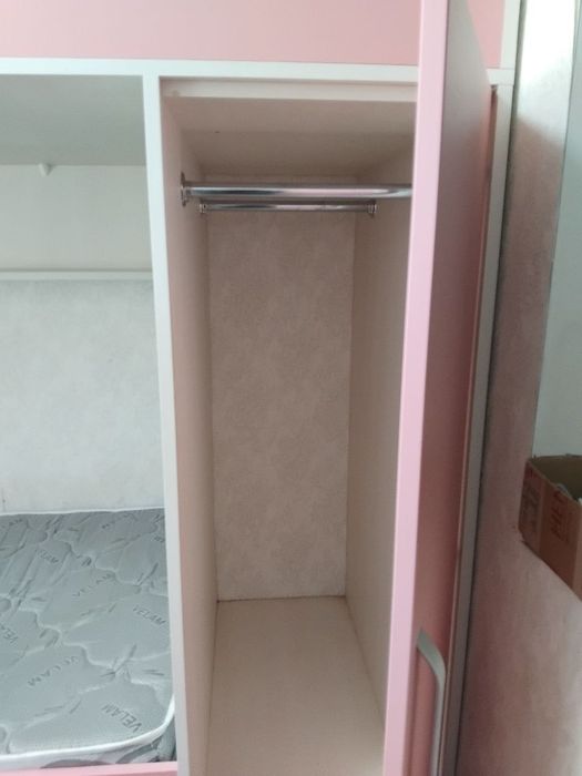 Комплект меблів для дитячої кімнати.