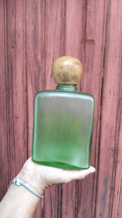 Garrafa Decorativa em Vidro Fosco Verde com Flores e Tampa em Madeira