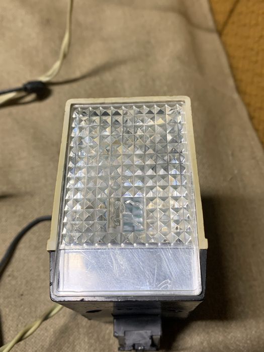 Фотовспышка времен СССР в рабочем состоянии