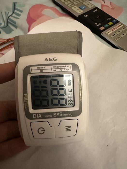 Тонометр aeg на запʼястя