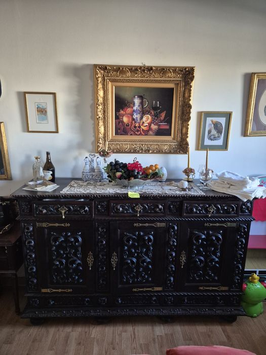 Aparador antigo em madeira maciça entalhada