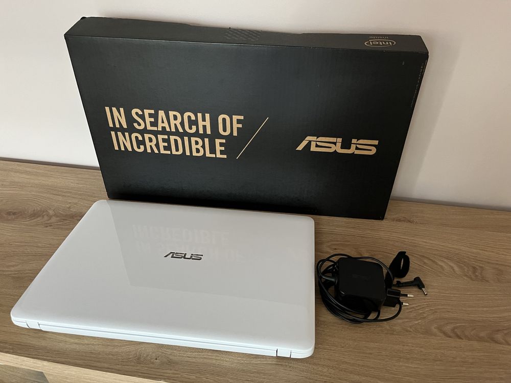 Laptop ASUS R541U biały