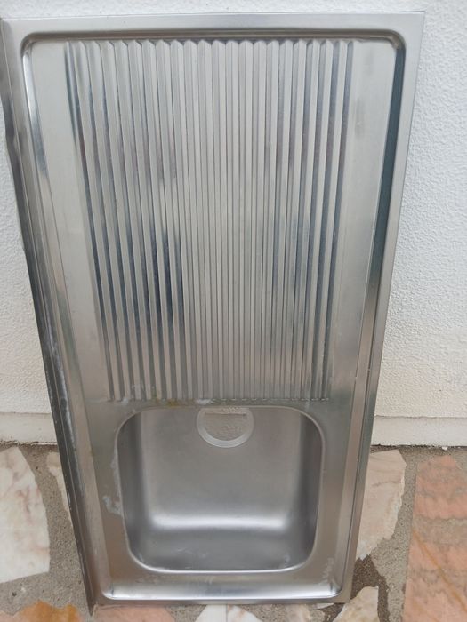 Lava loiça de inox.