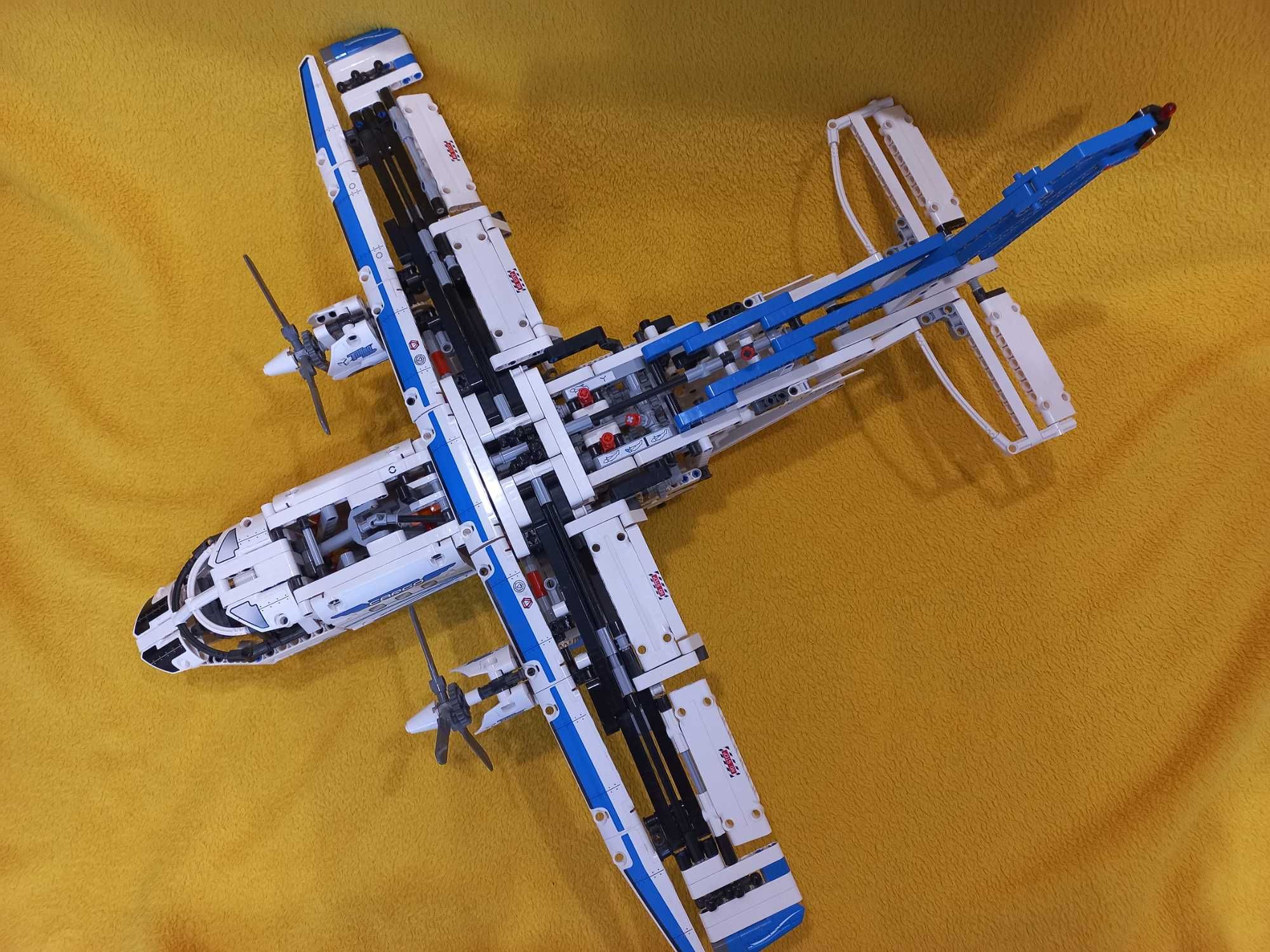 Lego Technic Cargo Plane 42025