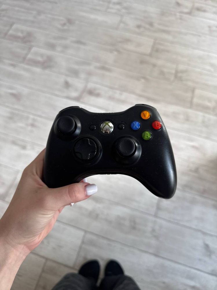 Xbox 360e 256gb + джойстик + 2 диска