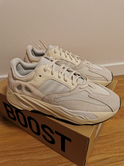 Yeezy Boost 700 Analog