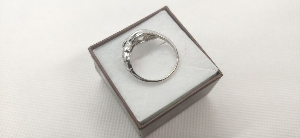 Złoty pierścionek z brylantami 1.08ct i diamentami 0.20ct / certyfikat