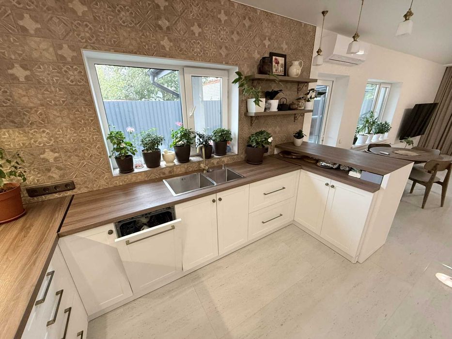 Будинок з євроремонтом у Полтаві, 107 м², 3 кімнати та кухня-студія