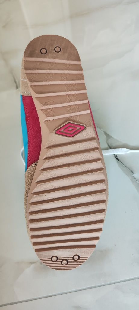 Кросівки Umbro нові.