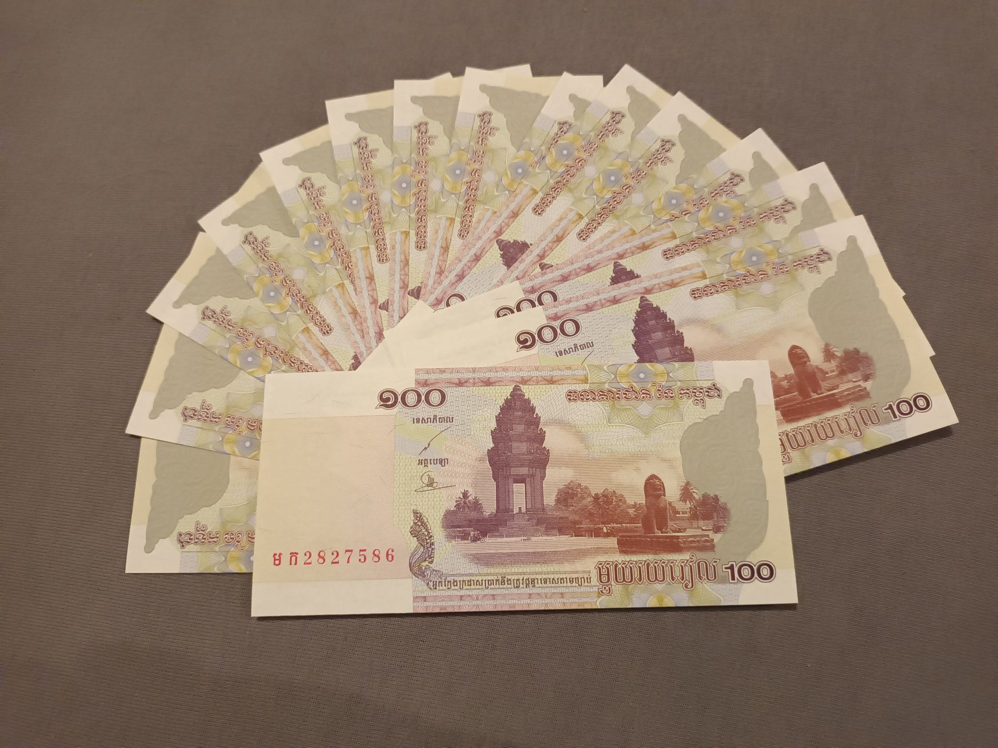 Banknoty Kambodża rieli 100. 15 sztuk