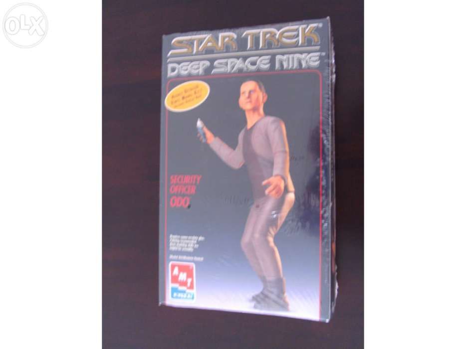 Modelo em vinyl star trek security officer odo