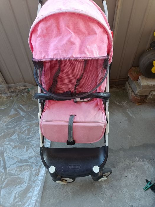 Прогулянкова коляска для дівчинки