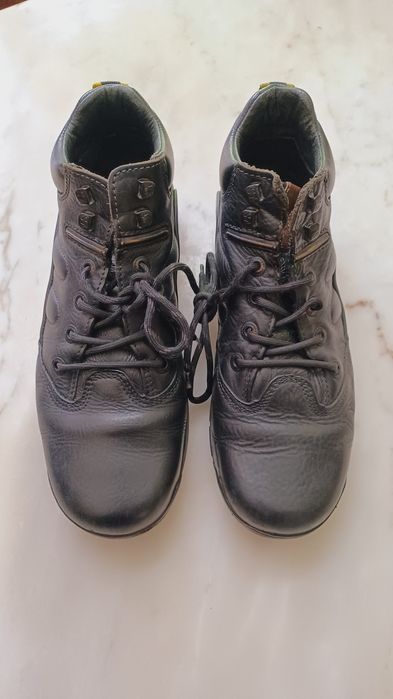 Botas pretas de homem