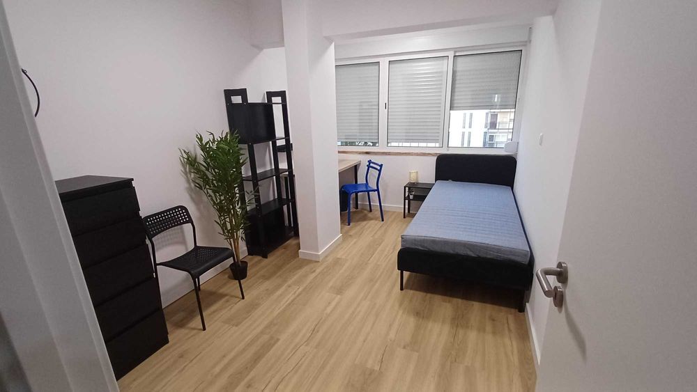 Quarto individual para estudante na Caparica com contas incluídas.