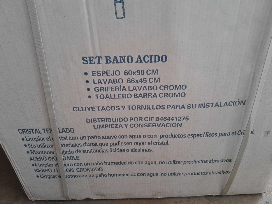 lavatórios em vidro temperado, com espelho e torneira