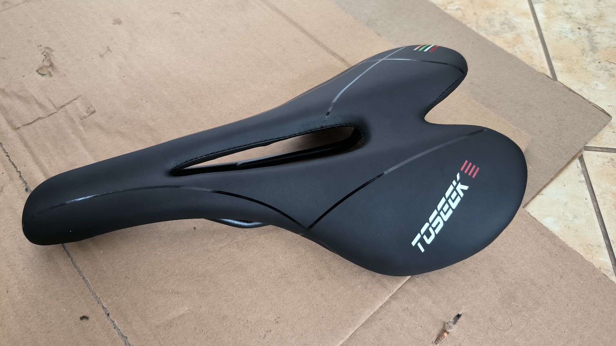 Siodełko MTB Toseek 280g z otworem, szerokosc 155mm