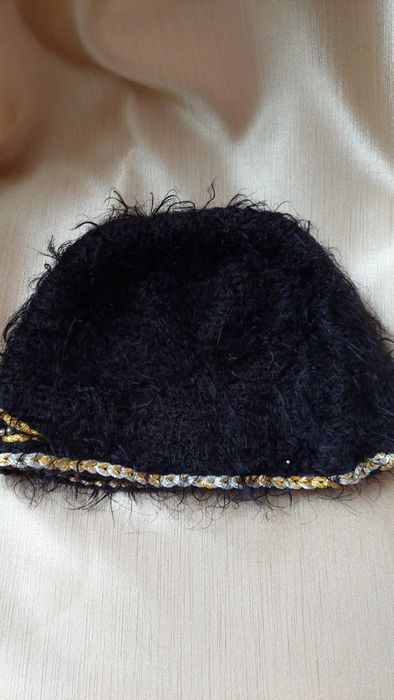 Жіноча шапка ручної роботи