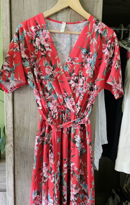 Sukienka dluga czerwona w kwiaty