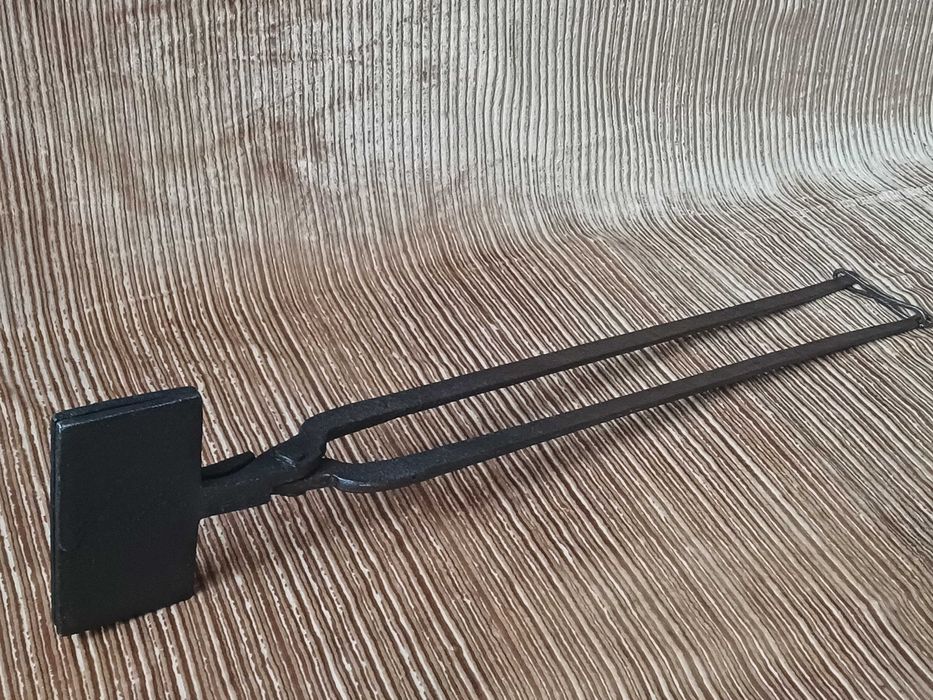 Zabytkowe urządzenie do wypieku opłatków - gofrów.