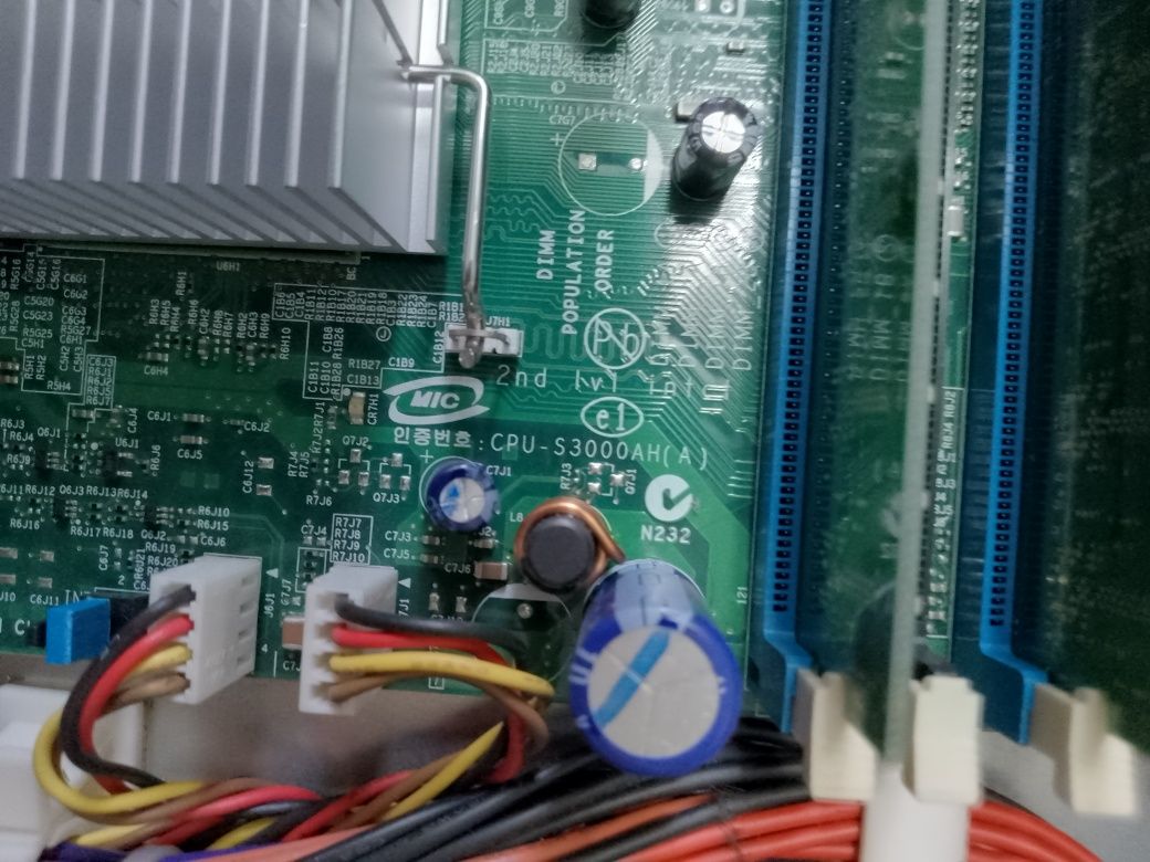 Сервер intel SR1530AHLX, плата S3000AHLX, intel xeon up, 1GB DDR2