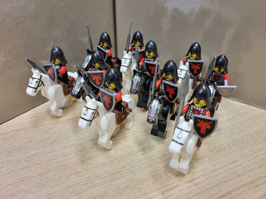kawaleria czerwonego smoka 10 rycerzy lancarzy 10 koni zamek ludziki