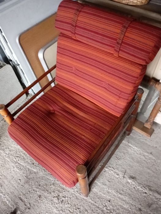 Stary fotel z czasów PRL-U