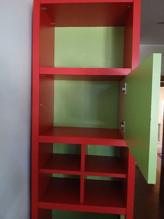 Estante quarto vermelha/verde