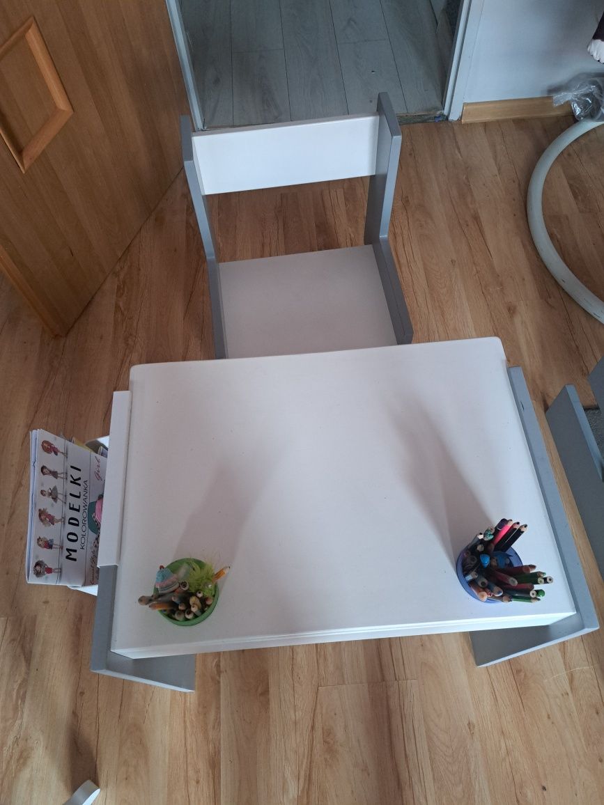 Biurko dziecięce, krzesło i koszyk ( dwa zestawy)