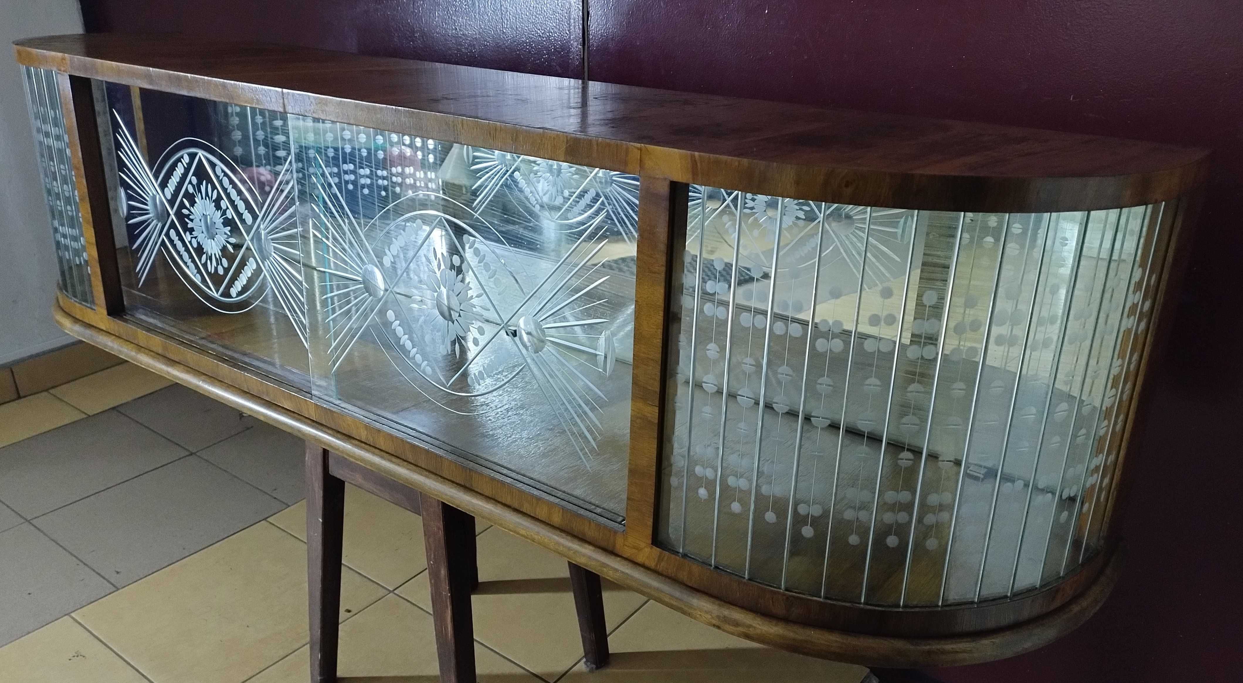 Witrynka w stylu art deco