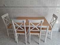Mesa de cozinha de madeira