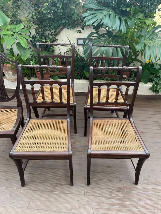 Cadeiras de madeira com palhinha