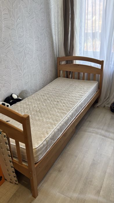 Ліжко з матрасом та висувними шухлядами