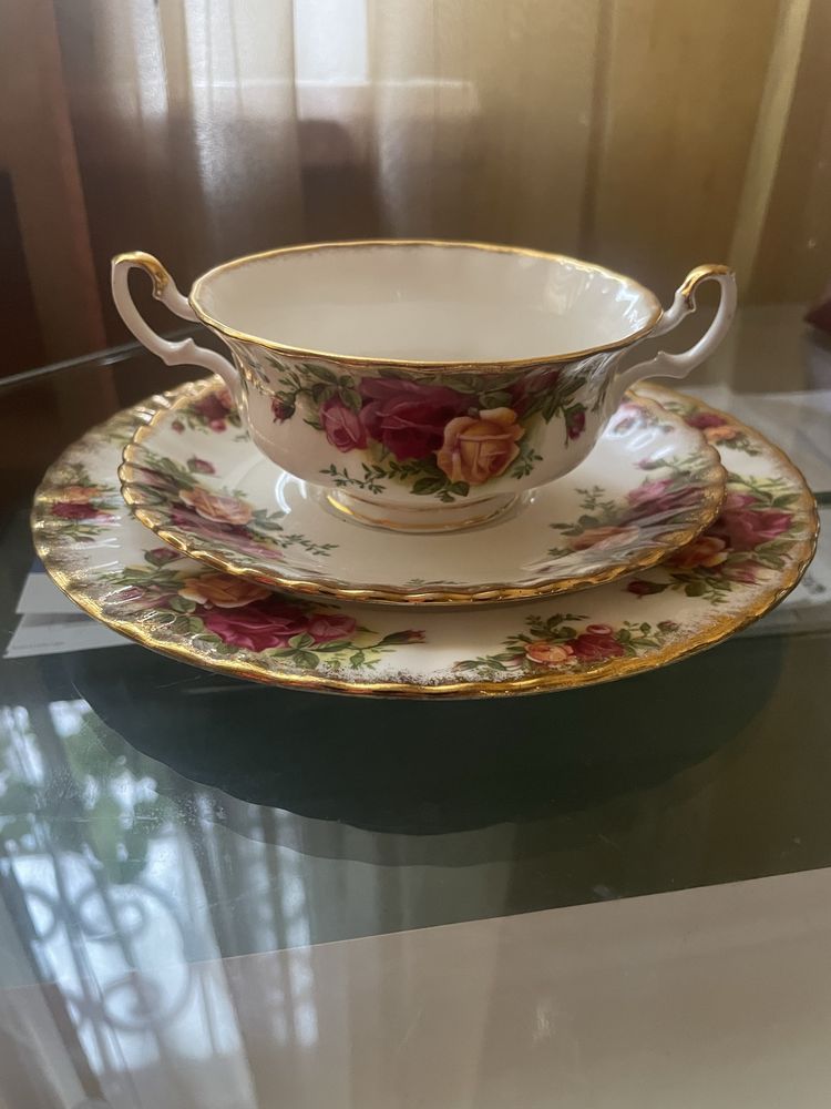 Бульйонница ,тарелки  из английского фарфора "Royal Albert"