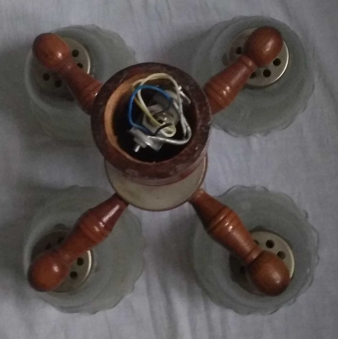 Люстра деревянная лакированная