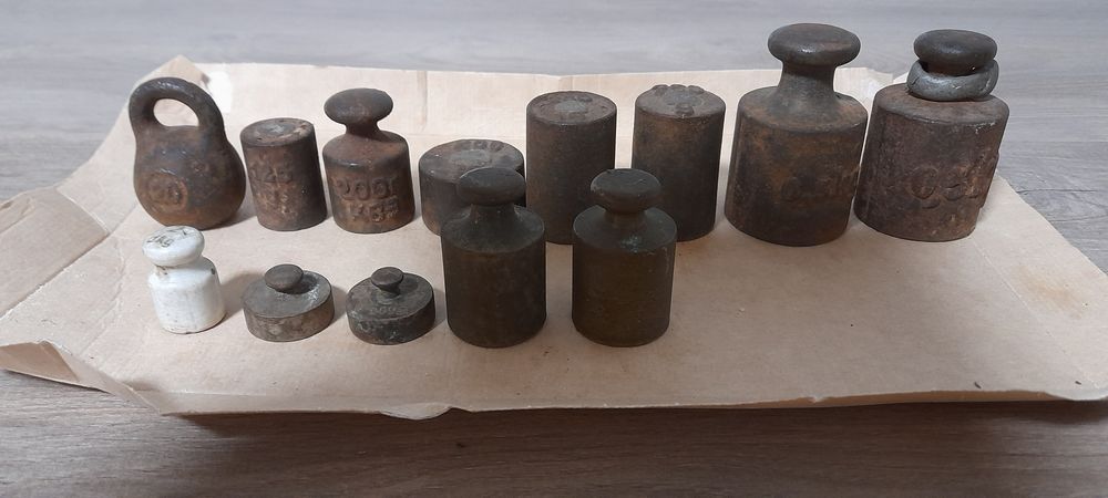 2 stare wagi plus odważniki