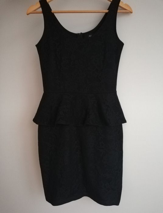 Sukienka z baskinką Reserved