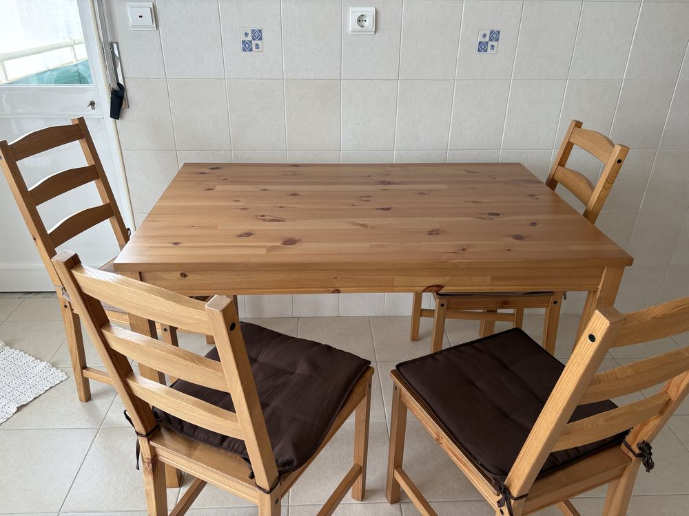 Conjunto mesa e cadeiras