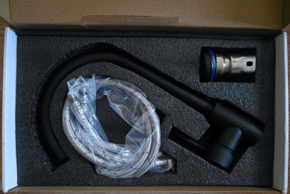 Nowa czarna bateria kuchenna – elegancka, matowa, z wężykami