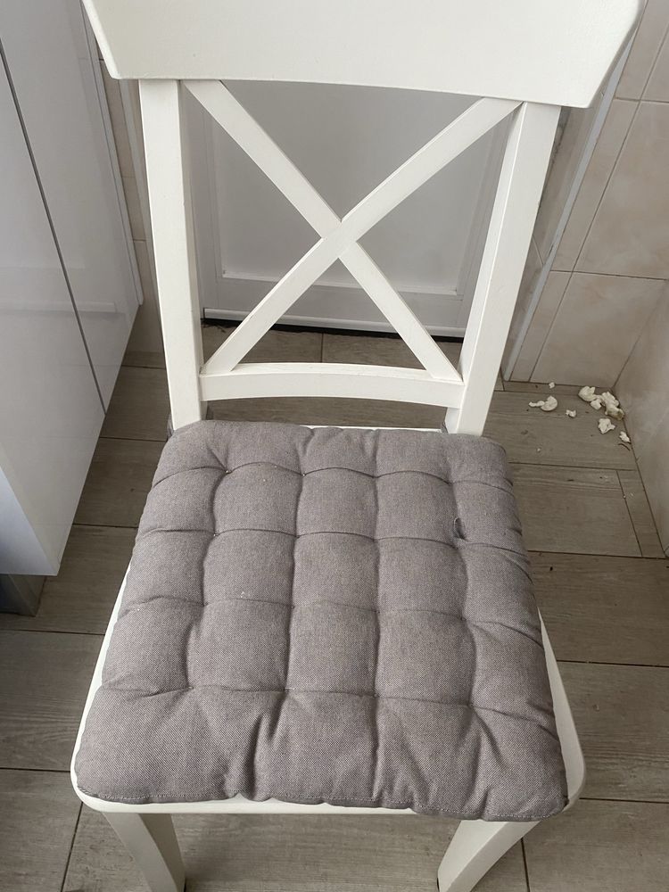Mesa extensivel em madeura maciça e 4 cadeiras