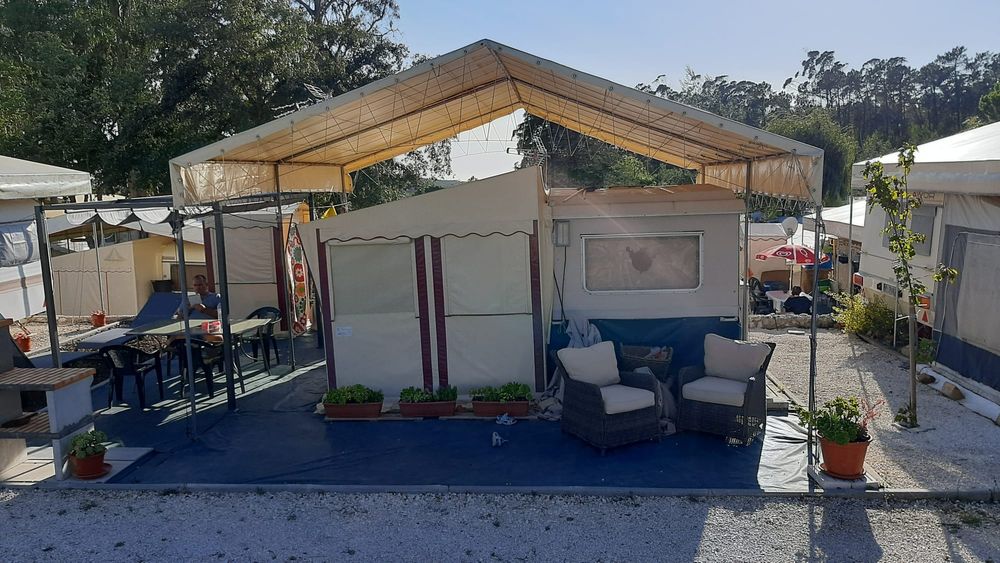 Caravana em parque campismo