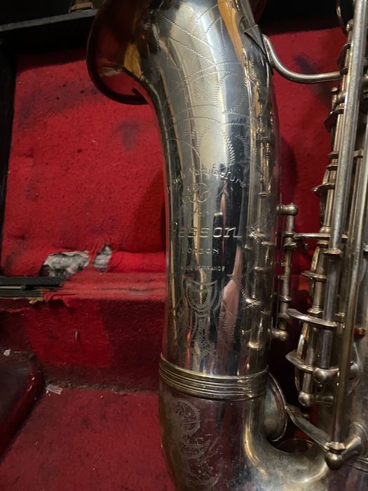 Saxofone antigo besson