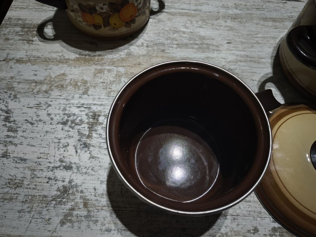 Zestaw garnków emaliowanych .