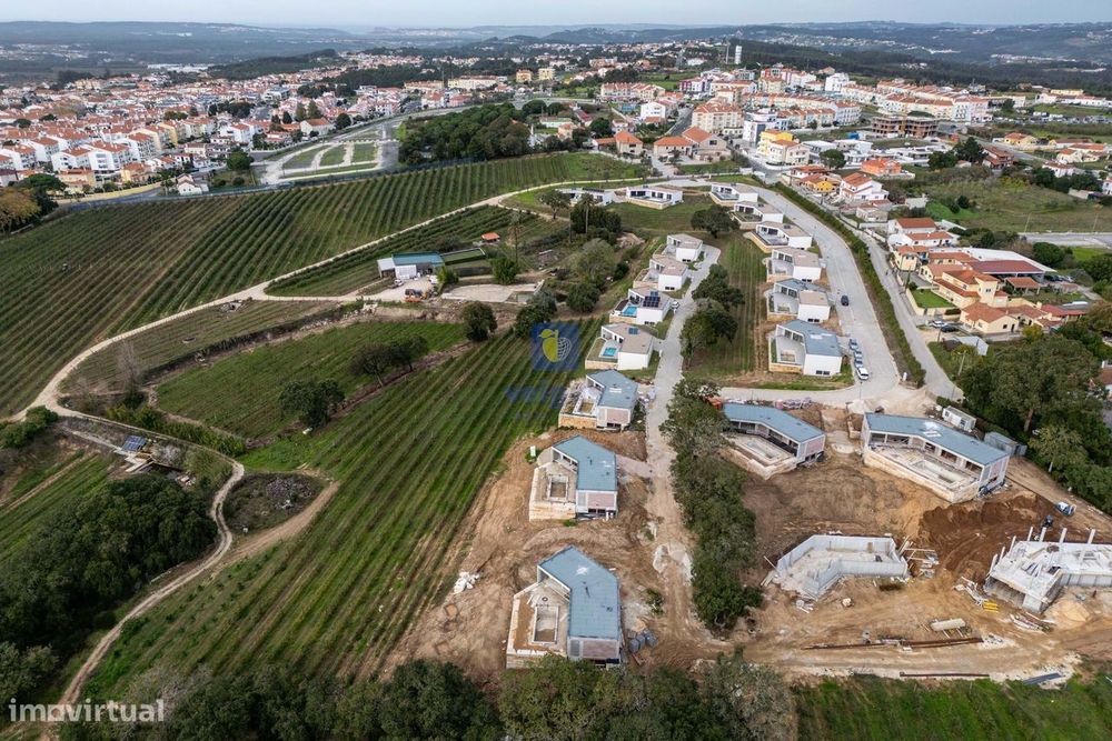 Moradia T3 Nova em fase de término da obra, com piscina, com possibili