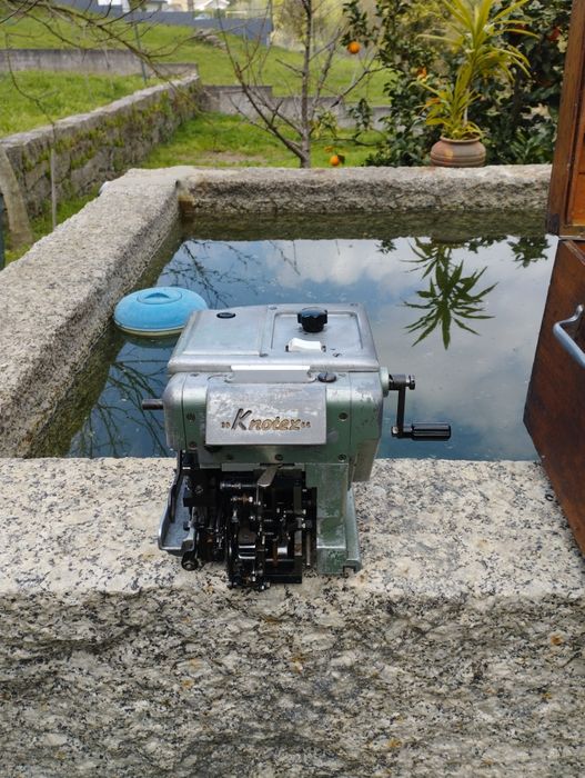 Máquina de atar teias e cavalete