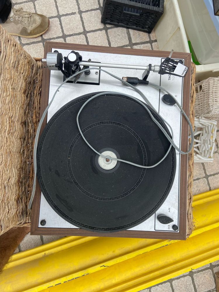 Gira discos antigo e colunas