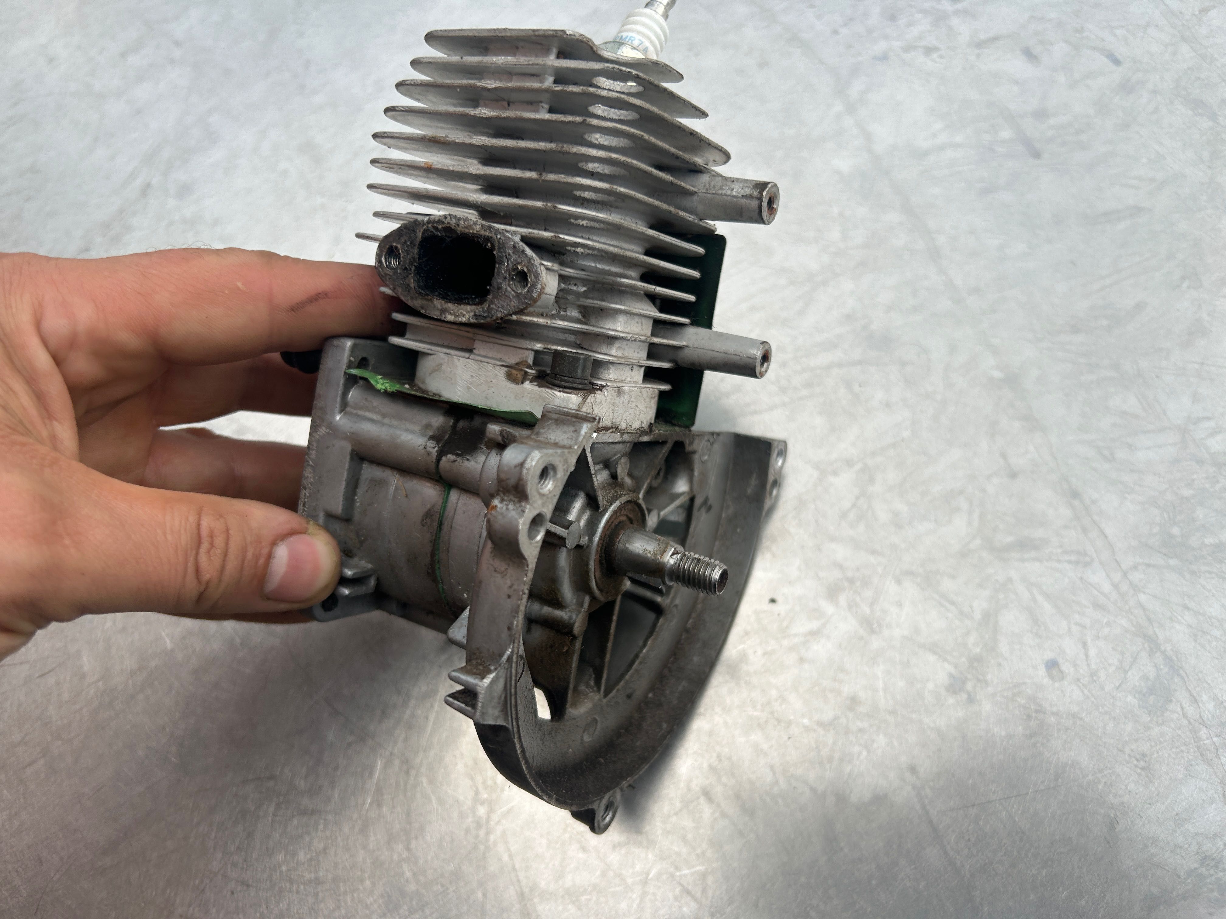 Silnik kompletny tłok cylinder Wał Makita EM 2600U Dolmar MS-27 (418)