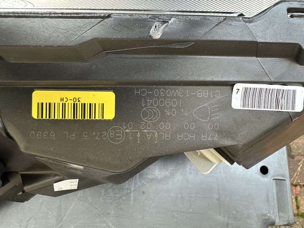 Lampa lewa Ford Fiesta MK7 lift OEM